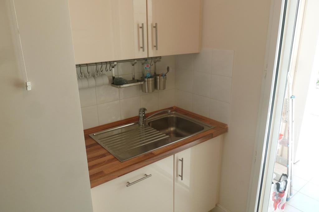 Stunning 2 Bed, 2 Bath On The Sea Front Has Swimming Pool And Is A Secure Modern Building 464 Cannes