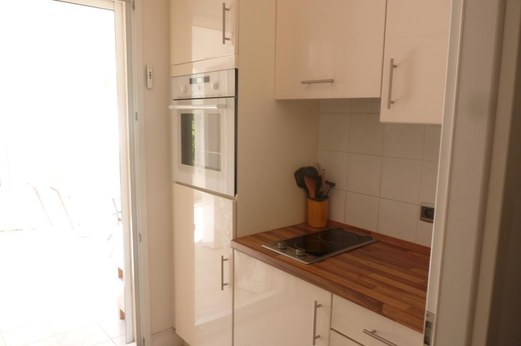 Stunning 2 Bed, 2 Bath On The Sea Front Has Swimming Pool And Is A Secure Modern Building 464