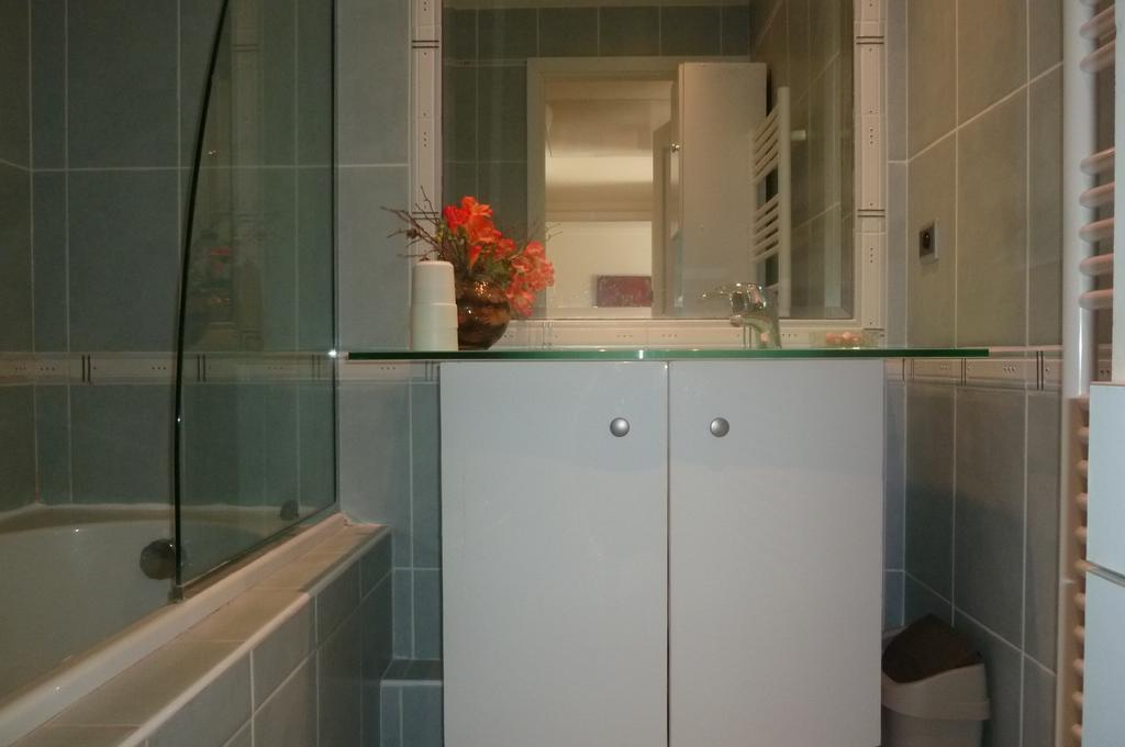 Stunning 2 Bed, 2 Bath On The Sea Front Has Swimming Pool And Is A Secure Modern Building 464 * Cannes