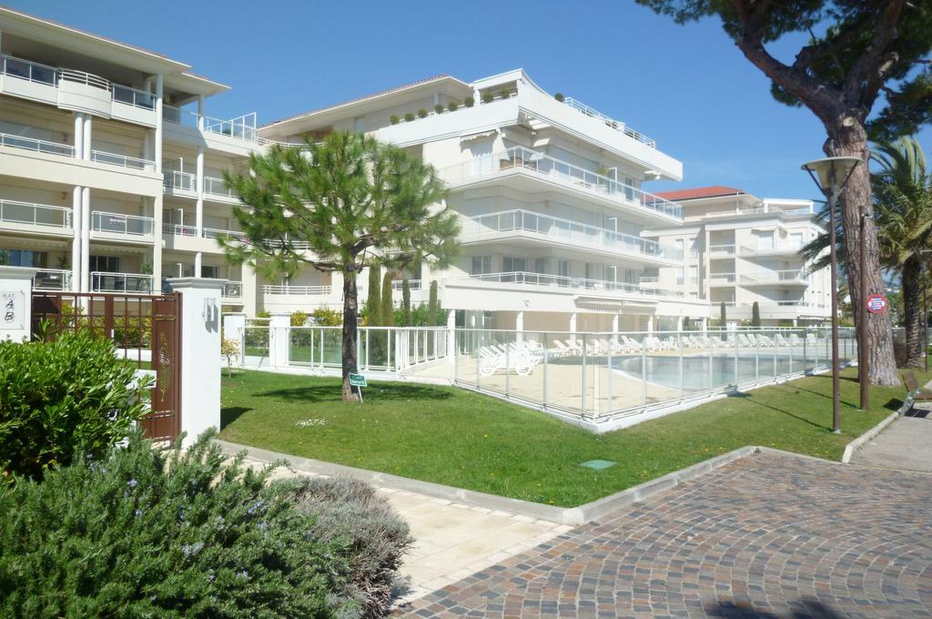 Stunning 2 Bed, 2 Bath On The Sea Front Has Swimming Pool And Is A Secure Modern Building 464 Appartement Cannes
