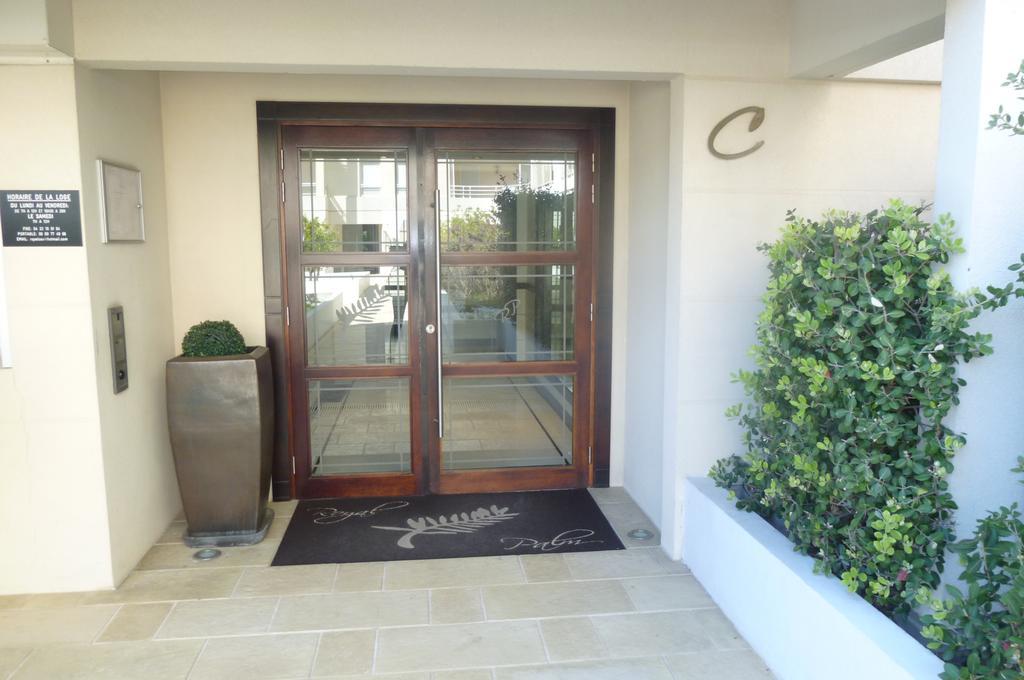 Stunning 2 Bed, 2 Bath On The Sea Front Has Swimming Pool And Is A Secure Modern Building 464 *