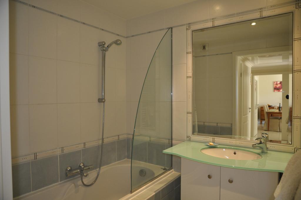 Stunning 2 Bed, 2 Bath On The Sea Front Has Swimming Pool And Is A Secure Modern Building 464 Appartement Cannes