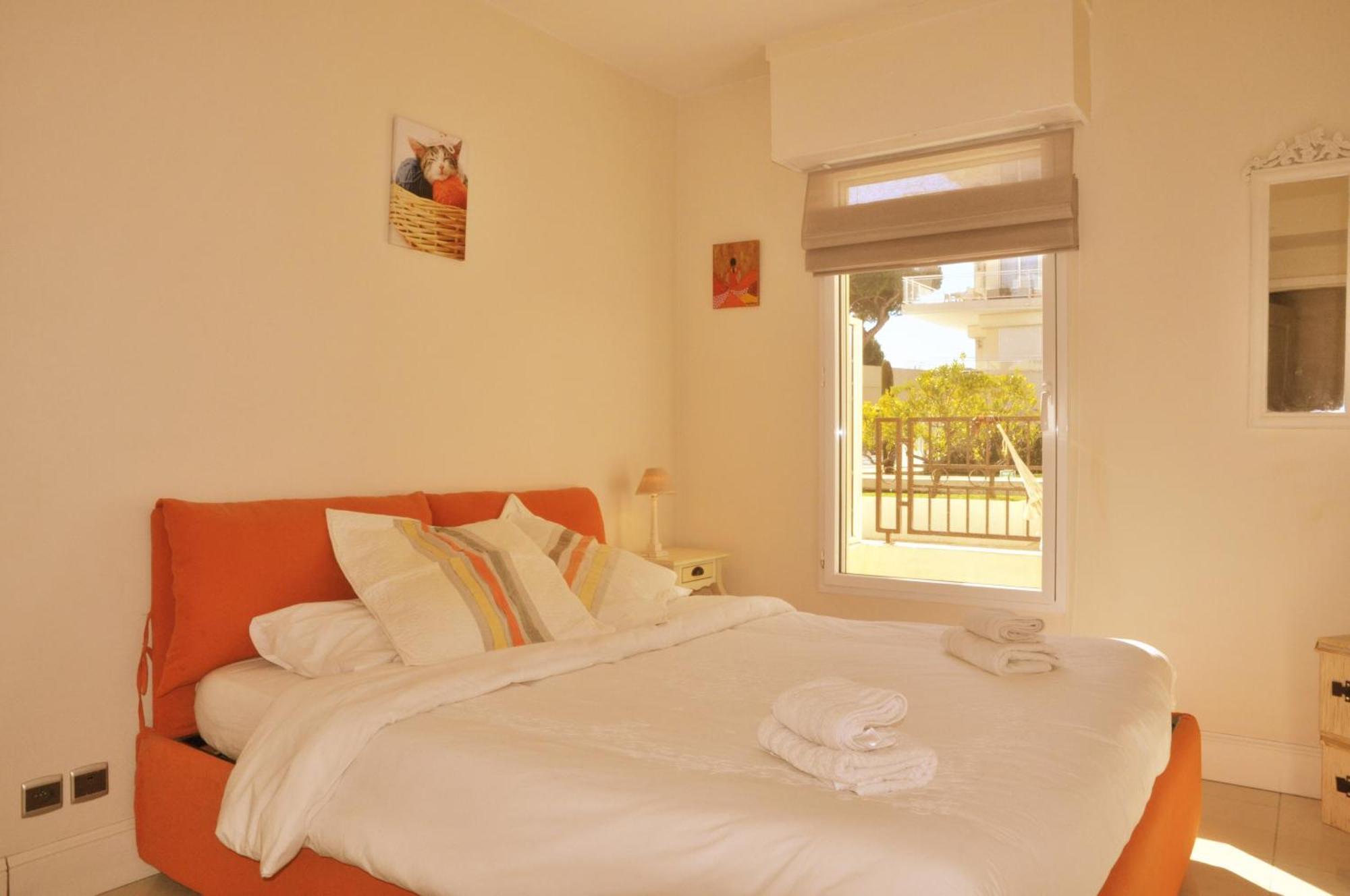 Stunning 2 Bed, 2 Bath On The Sea Front Has Swimming Pool And Is A Secure Modern Building 464 *
