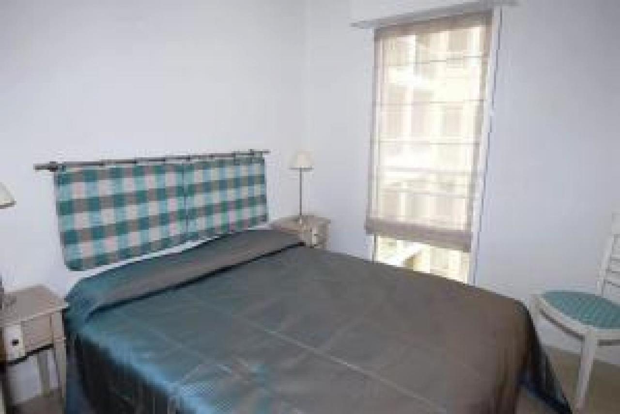 Stunning 2 Bed, 2 Bath On The Sea Front Has Swimming Pool And Is A Secure Modern Building 464