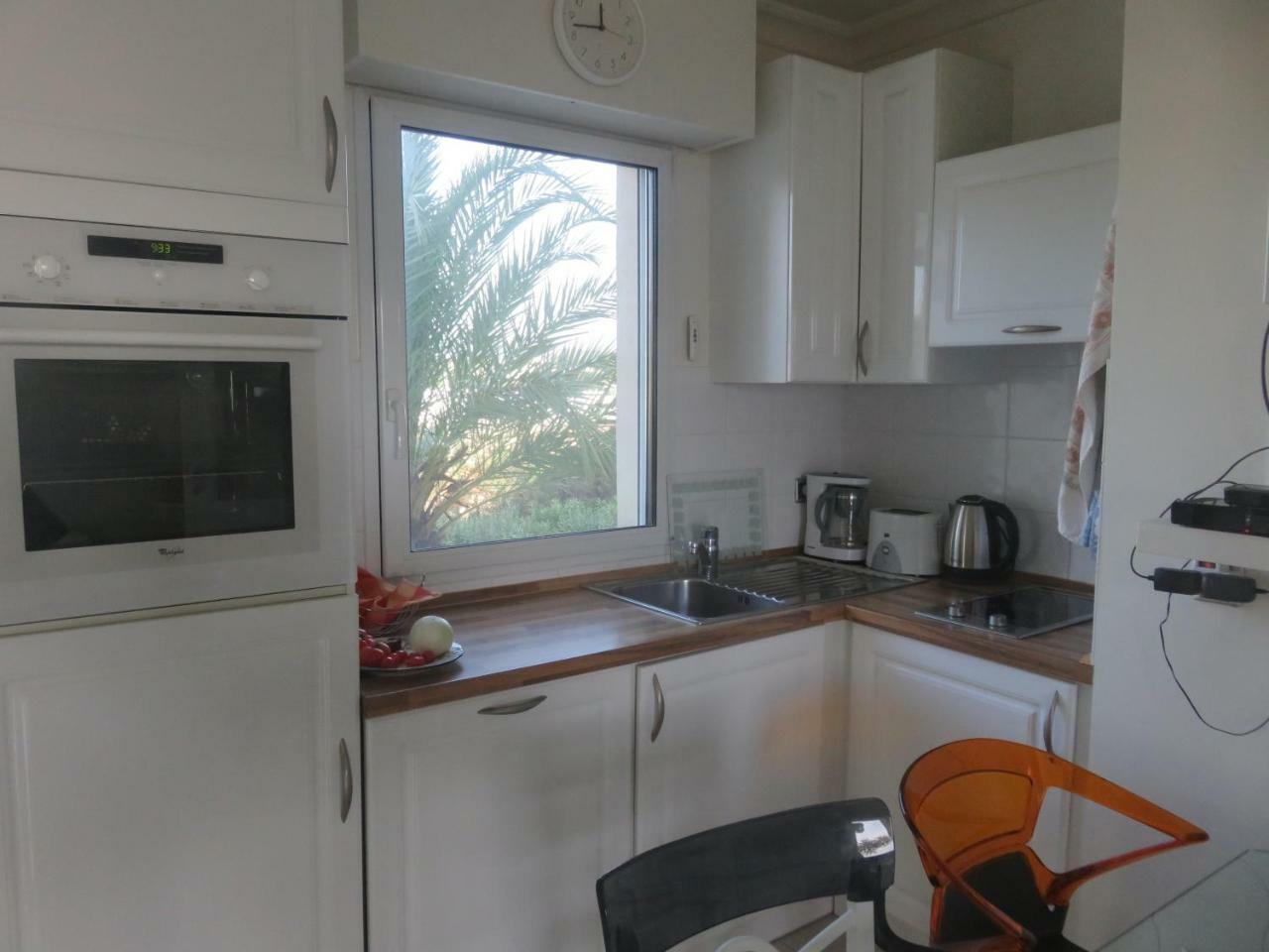 Stunning 2 Bed, 2 Bath On The Sea Front Has Swimming Pool And Is A Secure Modern Building 464 Appartement *