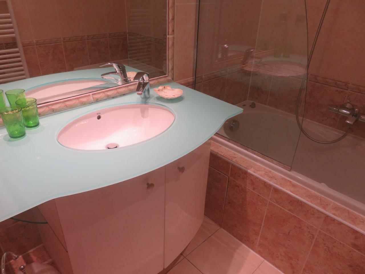 Appartement Stunning 2 Bed, 2 Bath On The Sea Front Has Swimming Pool And Is A Secure Modern Building 464 Cannes